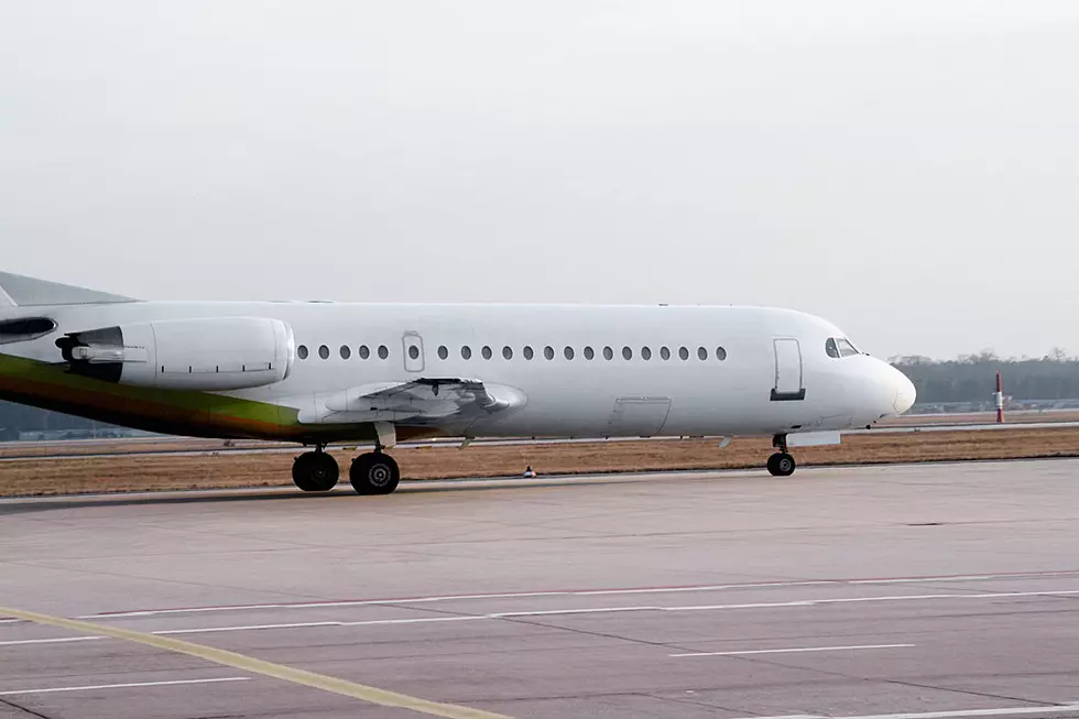 Watch a Moron Chase His Plane Down the Tarmac